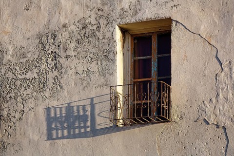 Peeling facade