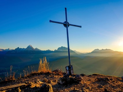 Rauher Kopf summit cross in the evening light