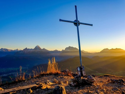 Rauher Kopf summit cross in the evening light