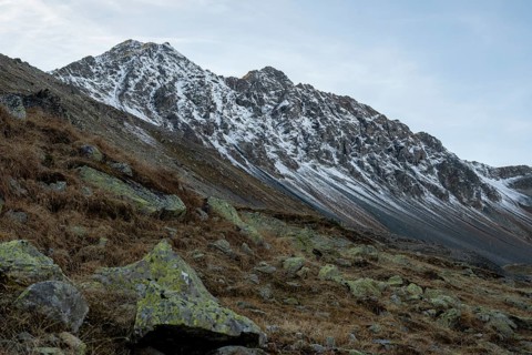 Lightly snow-covered mountains in autumn on the Flueela Pass
