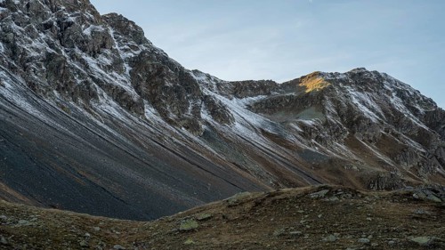 Lightly snow-covered mountains in autumn on the Flueela Pass