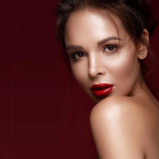 Beautiful girl in Hollywood image with classic makeup and red lips. Beauty face. Photo taken in the studio