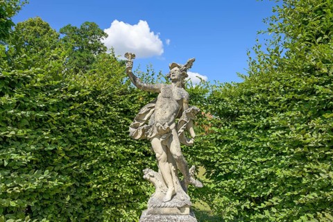 Figure Merkur