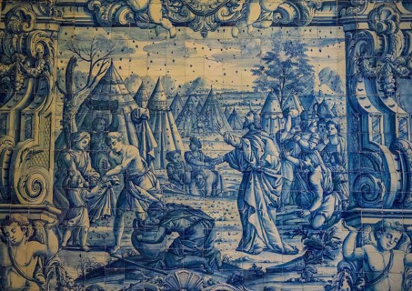 Tiles in the beautiful carved altair