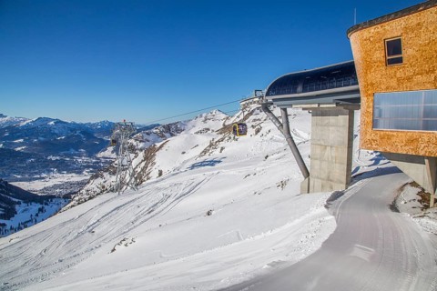 The new small gondola lift shortly in front of the top station
