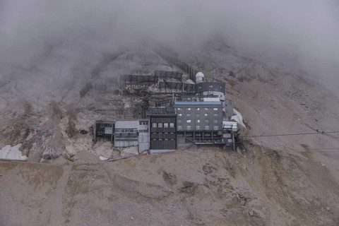 Schneefernerhaus in the fog