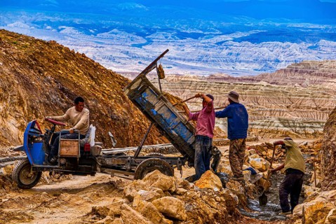 Road work on the Road from Lake Manasarovar to the kingdom of Guge