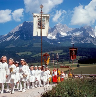 Corpus Christi procession in front of the Wilder Kaiser