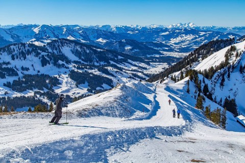 Skiers in the Hochgrat ski area