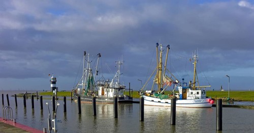 Crab cutter in the harbour of Wremertief. Lighthouse Kleiner Preusse. County of Cuxhaven. Germany