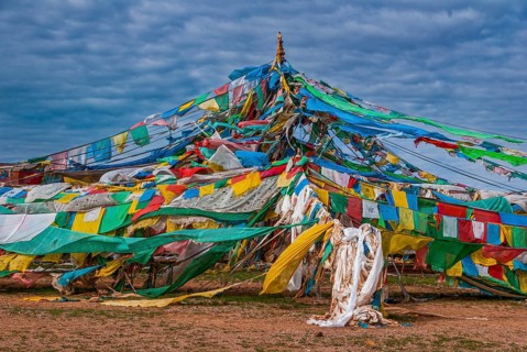 Praying flags along the road from Gerze to Tsochen