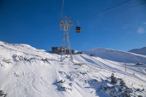 The new small gondola lift shortly in front of the top station