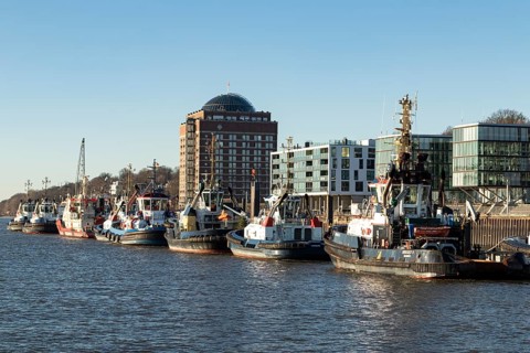 Tugboat at the New Tugboat Bridge in the harbour near Oevelgoenne
