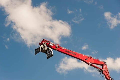 Excavator grab on telescopic arm