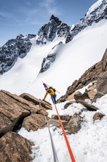 Ski tourers descending on the rope at the Turmscharte
