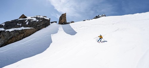 Ski tourers on the descent on the Berglasferner glacier