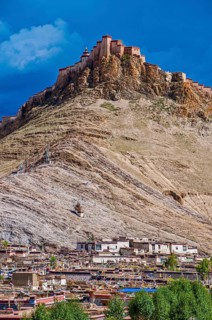 The old tibetan quarter before the Dzong