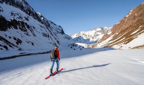 Ski tourers in the Oberberg valley