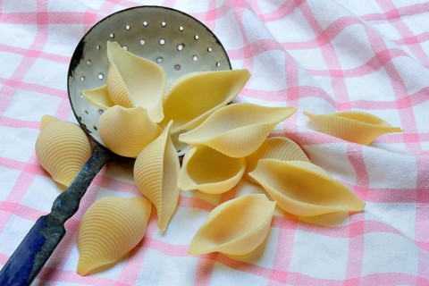 Conchiglione with sieve ladle