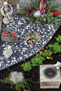 Grave with floral decorations and putti