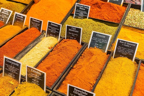 Spices in rectangular containers at the weekly market market in Portoferraio