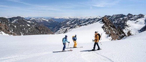 Ski tourers and splitboarders on the descent on the Berglasferner glacier