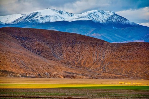 Snow covered mountains along the road from Ali and Gerze