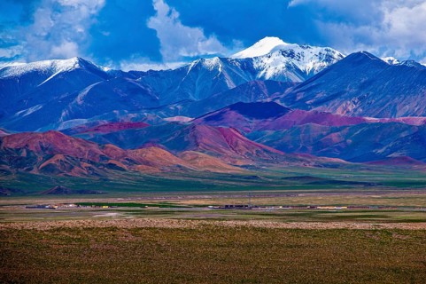 Snow covered mountains along the road from Ali and Gerze