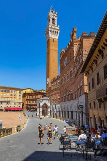Street cafe at the Piazza del Campo