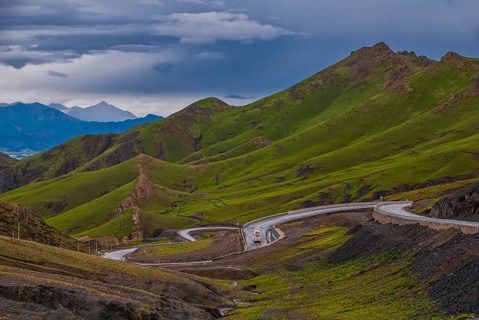 Curvy mountain pass from Tsochen to Lhasa