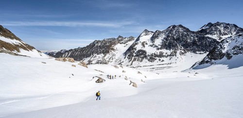Ski tourers on the descent at Verborgen-Berg Ferner
