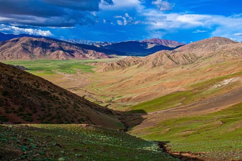 Open wide scenery in Tibet along the southern route into Western Tibet