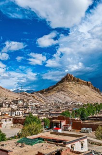 The old tibetan quarter before the Dzong