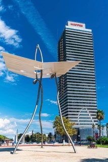 David and Goliath sculpture by Antoni Llena in Barcelona