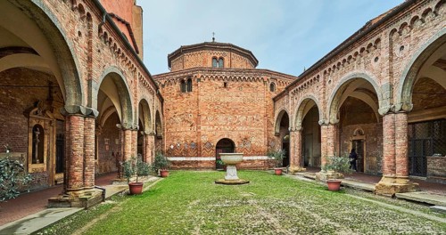 Inner courtyard Basilica Santo Stefano