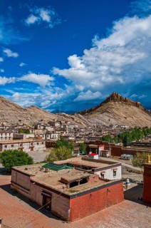 The old tibetan quarter before the Dzong