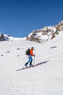 Ski tourers ascending Lisenser Ferner