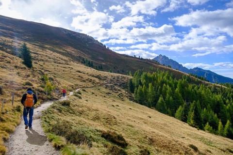 Hikers on the panoramic path to the Staffelalm