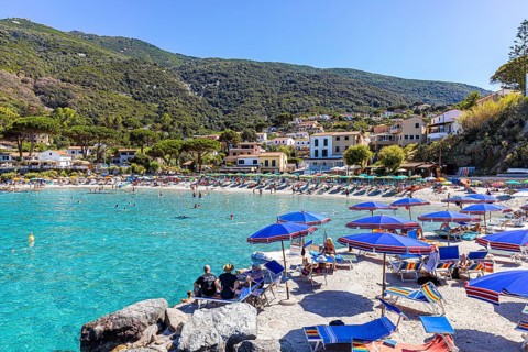 Sunshades and sunbeds at Sant Andrea beach
