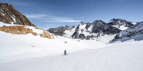 Ski tourers on the descent at Verborgen-Berg Ferner