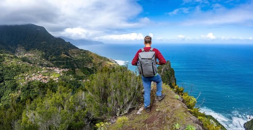 Hikers on the ridge of Pico do Alto