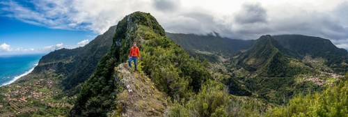 Hikers on the ridge of Pico do Alto