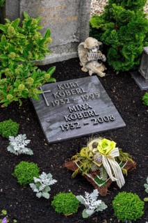 Grave with flower decoration and putto with flute