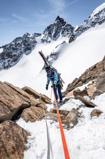 Ski tourers descending on the rope at the Turmscharte