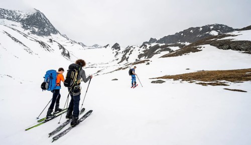 Ski tourers ascending Sommerwandferner