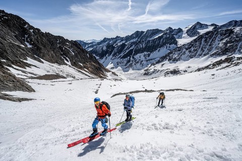Ski tourers climbing Lisenser Ferner
