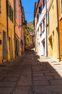 Narrow alley with pastel-coloured house facades