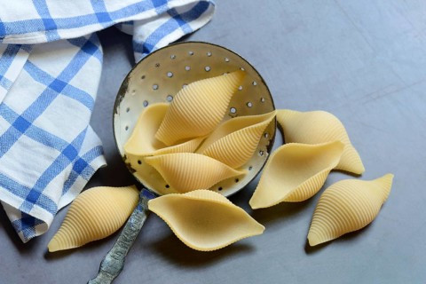 Conchiglione with sieve ladle