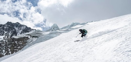 Ski tourers descending Alpeiner Ferner