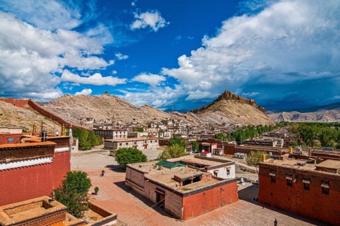 The old tibetan quarter before the Dzong
